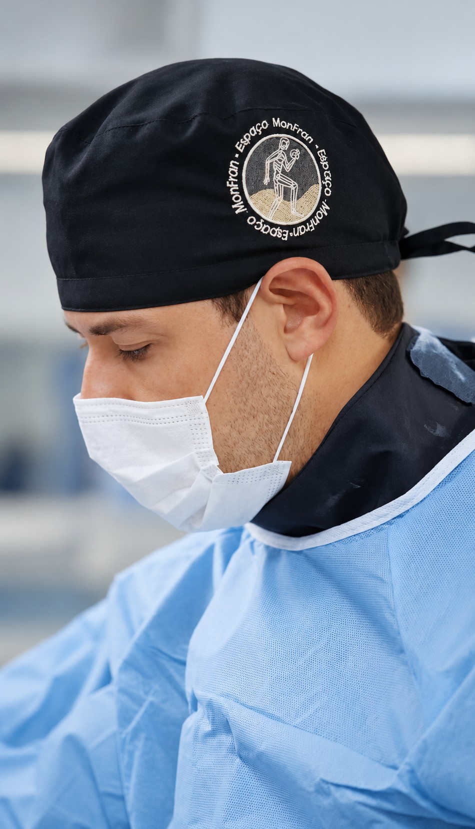 Dr. Bruno Monteiro França com máscara e vestimenta de proteção médica