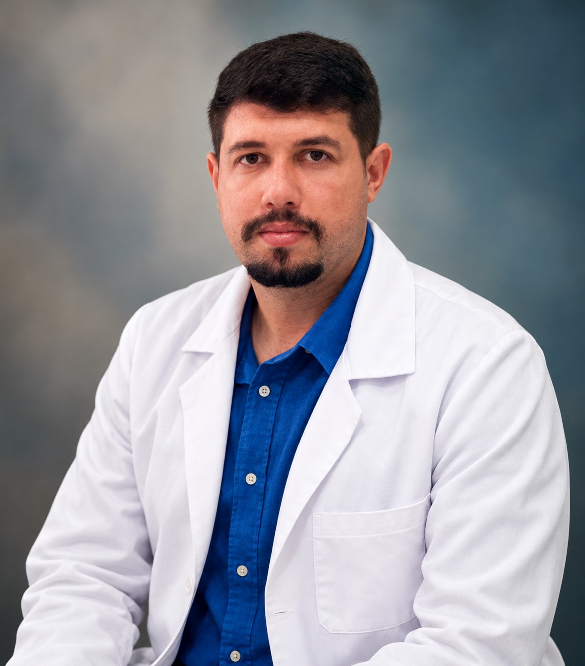 Dr. Bruno Monteiro França em retrato com fundo e iluminação editados
